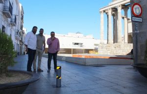 El tramo monumental de la calle Romero Leal, junto al Templo de Diana, tiene desde hoy pilonas automáticas