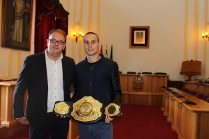 El Ayuntamiento homenajea al emeritense José Luis Gómez Sanfélix, campeón de Europa de Muay Thai