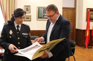 El alcalde recibe a María Elisa Fariñas, la primera mujer en acceder al puesto de jefa de la Comisaría de Mérida
