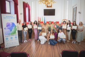 La delegada de Servicios Sociales, Catalina Alarcón, entrega los diplomas de la XXIV edición del curso de formación de Dependienta de Comercio organizado por San Vicente de Paúl
