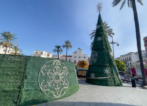Comienza la instalación de la iluminación navideña con la colocación de un árbol de Navidad de 24 metros en la Plaza de España