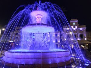 La fachada del Ayuntamiento y varios monumentos se iluminan mañana en color morado por el Día Internacional del implante coclear