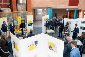La exposición Humans of Eviosys pone en valor a las personas que hay tras la innovación en la factoría de Mérida