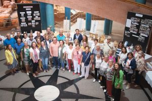 Los centros de mayores muestran sus artesanías en una exposición en el Centro Cultural Alcazaba