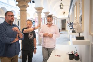 Rodríguez Osuna invita a la ciudadanía a visitar la exposición ‘Arts Fatum’ de los artesanos emeritenses de Terracota en la sede del Festival de Mérida y que celebra su décimo aniversario