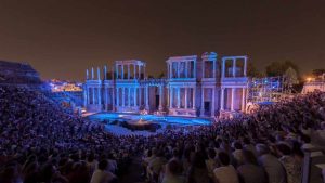 “Recibir la Medalla de Oro es un orgullo porque reconoce que nuestro Festival es un referente cultural en España”, así lo ha dicho el alcalde, Antonio Rodríguez Osuna, en el acto de entrega de la Medalla de Oro de las Artes Escénicas para el Festival de Mérida