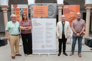 El ayuntamiento de Mérida aboga por mantener la cultura como espacio de libertad ante la censura en la presentación de una nueva edición de “Encuentro con los clásicos” que vuelve a ofrecer la mirada académica en la programación del Festival de Teatro Clásico