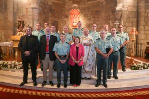 La Guardia Civil regala a Santa Eulalia un broche de plata con motivo de la Semana Institucional que están celebrando en Mérida