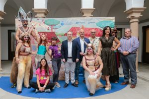 El portavoz municipal, Julio César Fuster, destaca, en la presentación de los espectáculos de calle del Festival, que las compañías emeritenses “son la seña de identidad del evento”