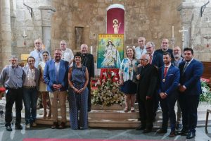 Una composición de Santa Eulalia presidiendo los Caminos Eulalienses hacia el Hornito centra el cartel del Año Jubilar Eulaliense pintado por Nuria Barrera
