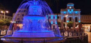 La fachada del Ayuntamiento, la fuente de la Plaza y algunos monumentos se iluminan este fin de semana para visibilizar varias causas