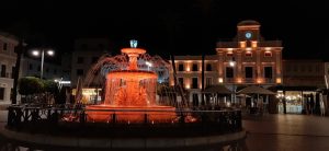 El Ayuntamiento, la fuente de la Plaza de España y varios monumentos se iluminan hoy en color naranja por el Día Nacional de la Epilepsia
