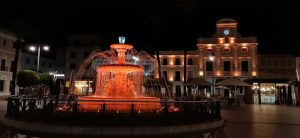 Los principales monumentos, la fuente de la Plaza y la fachada del ayuntamiento se iluminan mañana en colores verde y naranja por el Día Nacional de la Fibrosis Quística