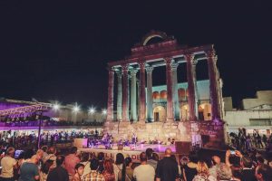 La XLII Feria del Libro ofrece cada día, como fin de programa, un concierto gratuito en el Templo de Diana