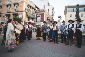 El Festival Folklórico de los Pueblos del Mundo unirá músicas y bailes americanos, africanos y extremeños en el Acueducto de Los Milagros