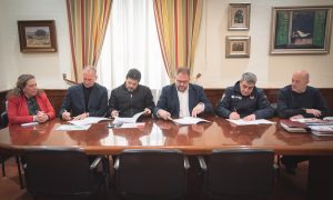 El Alcalde firma con las centrales sindicales cuatro compromisos de aumentos retributivos para los empleados municipales con una aportación total de 1,4 millones de euros