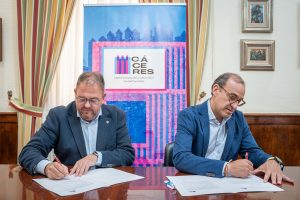 El Alcalde firma la adhesión de Mérida a la candidatura de Cáceres como Capital Europea de la Cultura 2031