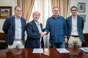 El Alcalde firma con el presidente de la AD Mérida el nuevo convenio de cesión del estadio Romano José Fouto