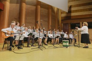 Villancicos, bailes y música en la Gala de Navidad de los Mayores a la que han asistido más de trescientas personas