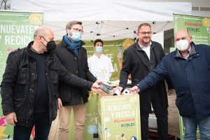 El Alcalde resalta la importancia de reciclar los aparatos electrónicos en la visita a la carpa informativa de la GreenWeek que ha comenzado hoy en Mérida