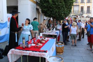 Gastrofolk une folclore y gastronomía de ocho países del mundo