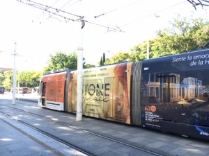 El Festival de Mérida y el Stone & Music Festival se promocionan en el tranvía de Sevilla