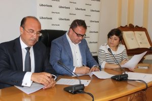 Firma del convenio para la renovación del césped del Estadio Municipal