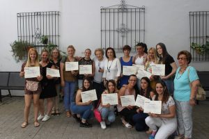 La delegada de Servicios Sociales asiste a la entrega de diplomas del curso de dependienta de comercio