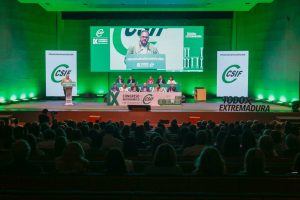 El alcalde anuncia en el Congreso Regional de CSIF que están cerrando el tercer y cuarto nivel de carrera profesional para las y los trabajadores municipales, los nuevos complementos salariales y ha pedido al sindicato trabajar para elaborar una nueva RPT en el ayuntamiento de Mérida