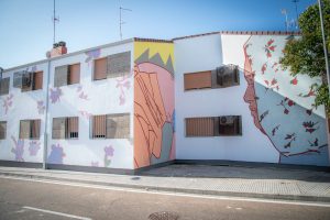Mérida cuenta desde hoy con dos nuevos murales en la Asociación Regional de Parkinson y en la barriada de San Lázaro
