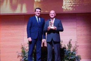 El Portavoz Municipal, Julio César Fuster, recoge en Córdoba el premio de National Geographic como ‘Mejor Descubrimiento o Hallazgo Histórico Nacional’ al mosaico de Medusa excavado en Huerta de Otero
