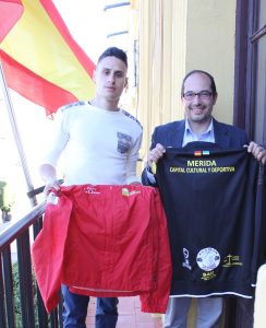 El delegado de Deportes, Juan Carlos Perdigón, ha recibido esta mañana al deportista emeritense José Luis González Sanfélix,