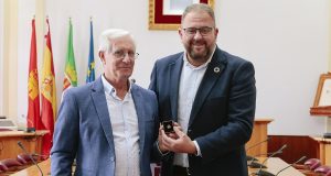 El Alcalde entrega a Alfonso Carvajal el Escudo de la Ciudad en su jubilación