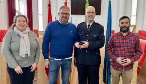 El Alcalde homenajea a Francisco Paredes Porro, jefe de la Policía Local desde 2019, que acaba de jubilarse