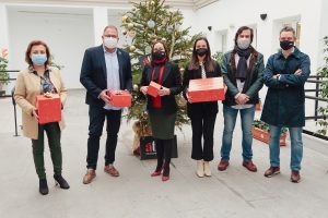 El Alcalde agradece la donación de 400 juguetes a cinco asociaciones solidarias de la ciudad por parte de Átiko Inmobiliaria