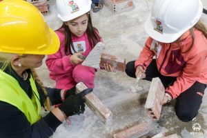Un centenar de niños y niñas se divierten aprendiendo con el proyecto Kids Camp en la Escuela Profesional Barraeca III