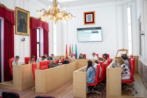 El Pleno Municipal aprueba, con los votos a favor de todos los grupos políticos excepto VOX, la declaración Institucional con motivo del Día Internacional del Orgullo LGTBI