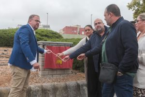 El Ayuntamiento homenajea al recordado Nicasio Vargas en el inicio de la Feria Chica, con la colocación de una placa en una rotonda junto al que fuera su domicilio
