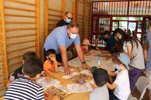 El alcalde visita a los niños y niñas que participan en los campamentos de Robótica y Naturaleza “Mérida en Verde”