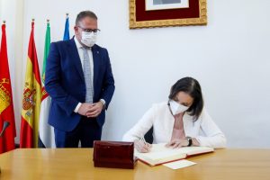 La Ministra de Industria, Comercio y Turismo, Reyes Maroto, visita el Ayuntamiento y firma en el Libro de Honor