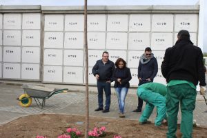 Trabajos de adecentamiento del cementerio con motivo de la festividad de Todos los Santos