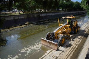 El Ayuntamiento realiza trabajos de limpieza en todo el cauce del río Albarregas a su paso por la ciudad