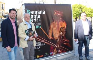 La Plaza de España está abierta ya al público y engalanada para la Semana Santa