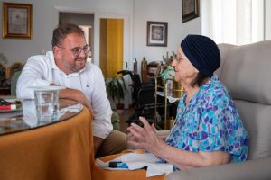 El alcalde impone el escudo de oro de la ciudad a María Brazo al haber cumplido, el pasado 18 de junio, 100 años