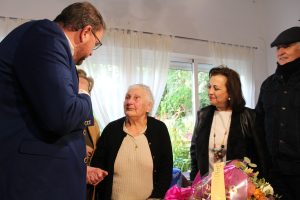 El Alcalde felicita a Manuela Carmona que hoy cumple cien años