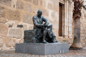Finaliza la restauración del Monumento al Cofrade que ya luce en su nuevo emplazamiento en la Plaza de Santa María