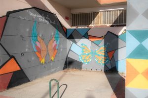 El programa Crisol realiza en Juan Canet un mural artístico participativo