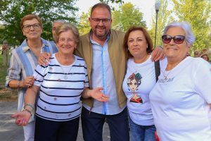 Unas 300 personas participan en la marcha del Mes de los Mayores que ha discurrido por el Puente Romano, la Isla y el Parque de las VII Sillas