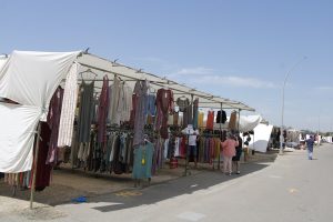 La venta ambulante tradicional de Feria se ubicará en el área de caravanas y autocaravanas para garantizar mejores condiciones y accesibilidad tanto a usuarios y usuarias como a vendedores ya que el recinto no se iba a usar como aparcamiento durante las fiestas