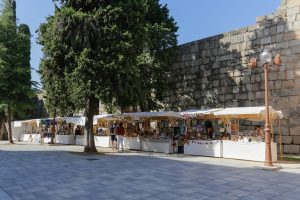 El mercado de artesanía de “A mano sin prisas” se celebra desde el miércoles en la calle Graciano